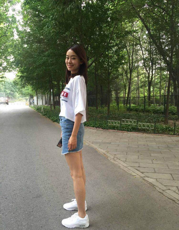 原创相亲女王张小斐穿牛仔裤勒出筷子腿身材好哪像34岁