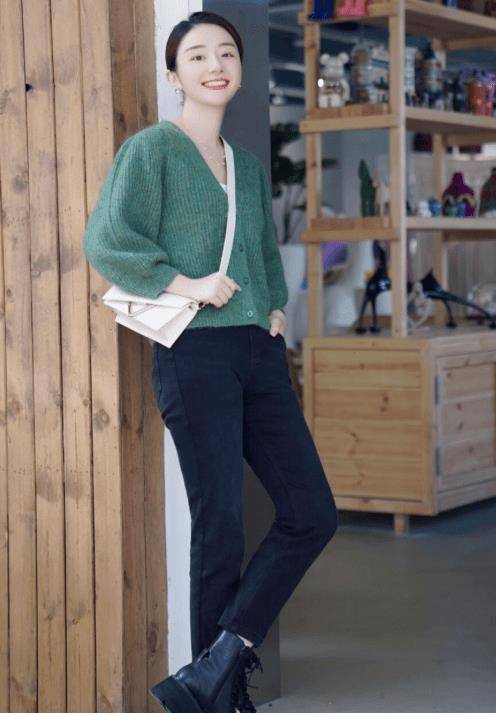 一般针织衫分为套头衫和针织开衫,不同款式和锥形裤的搭配方法也不同.