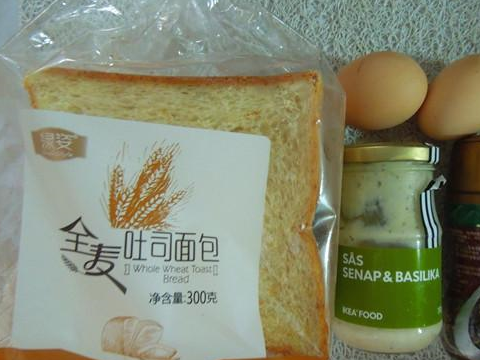 (一般的沙拉酱超市都有得卖,我这个是在宜家买的芥末罗勒酱,依自己