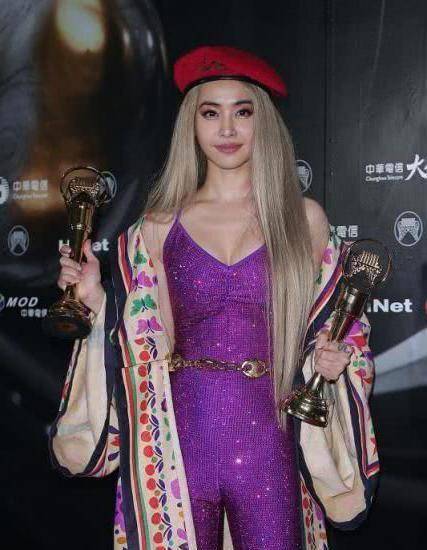 蔡依林这"体操服"真是绝了,连体造型好似"蹦迪球",太刺眼