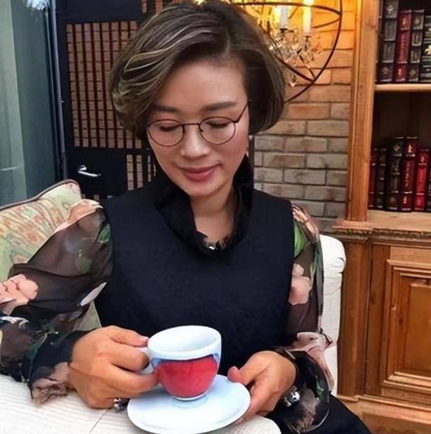 富豪胡洁前夫从司机到巨贪二婚带娃嫁周立波礼金收到324万