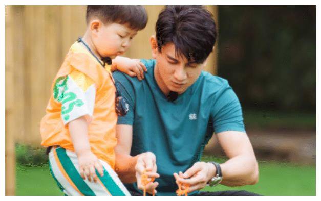 吴奇隆5岁儿子被拍到在他怀里上蹿下跳,网友:这么大孩子还抱着