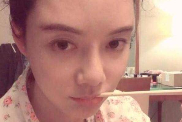 车晓晒出了自己的豪宅认真画画的样子非常美丽装修豪华又温馨