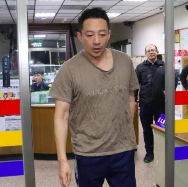 原创汪小菲携未婚妻游韩国一路帮mandy拿外套女方戴圆形巨钻抢镜