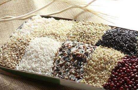 一,粗,细粮要配着吃粗粮也叫杂粮,在中国很受中年人和老年人的喜爱