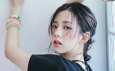 车窗女神金智秀凭5秒镜头登上5国热搜后靠才华实力圈粉2400万