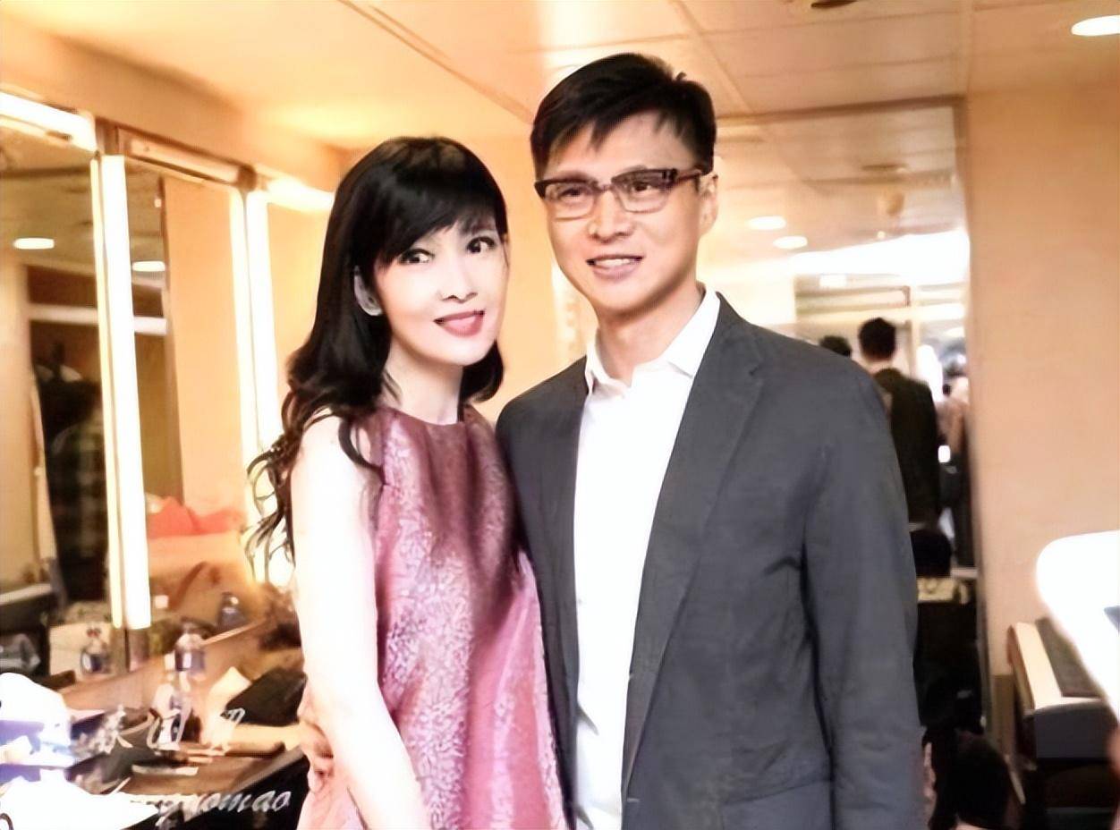 亦舒盛赞的"玉女",35年情路坎坷,如今56岁活成少女_周慧敏_倪震_生活