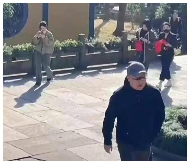 55岁窦唯罕露面发福头发秃顶变化大到无人识在灵隐寺瞎溜