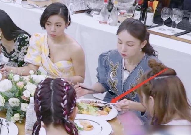 金莎一餐仅吃2只虾2根青菜谁留意到金晨的饭量后期看不下去了