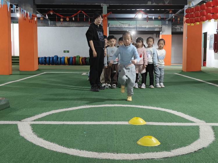 玩转鞍马 "筒"趣无限 | 太原市小店区新星幼儿园开展户外自主游戏活动