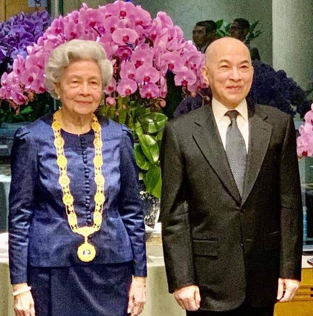 西哈莫尼国王登基时容貌俊秀如唐僧可是现在却变了模样