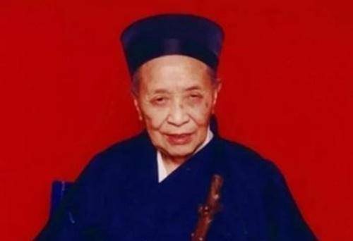 在饮食上,李诚玉道长认为饮食莫嫌滋味淡,淡中滋味长,淡食会使胸清心