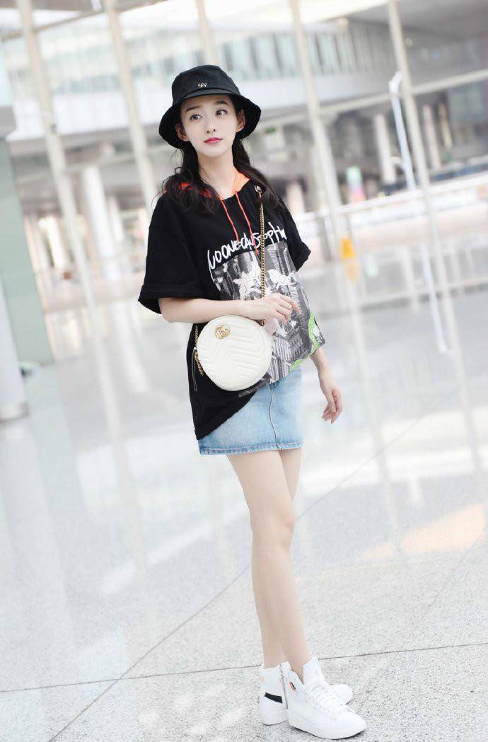t恤小白鞋不新鲜了瞧瞧乔欣何穗穿t恤配的鞋时髦又养眼