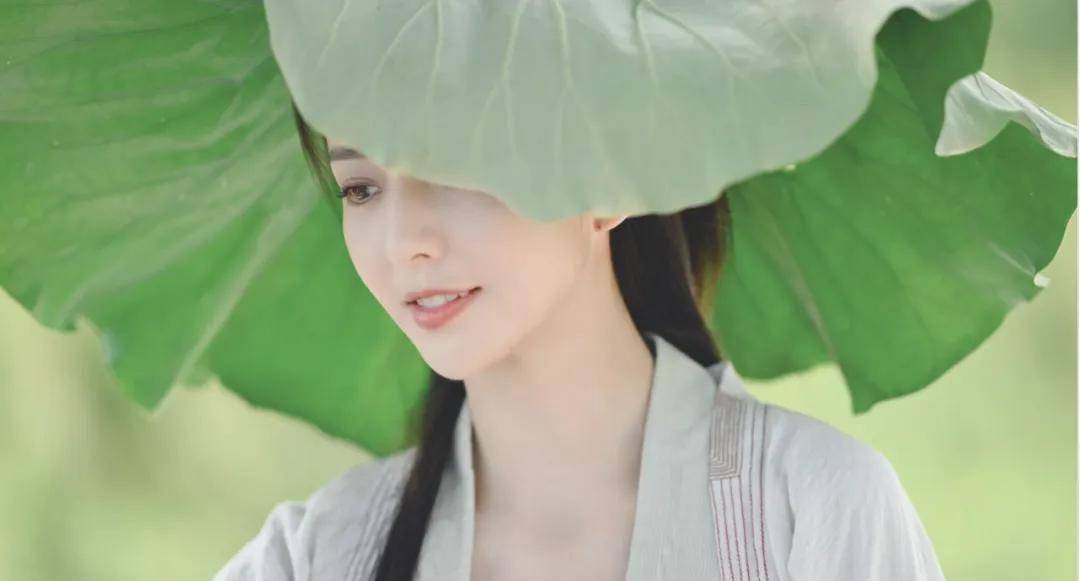 原创40岁佟丽娅现状带9岁儿子阿那亚度假儿子肉嘟嘟好可爱