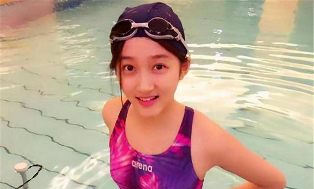 原创原创关晓彤早年泳衣照曝光扎双马尾对镜头卖萌鹿晗眼光真够刁钻