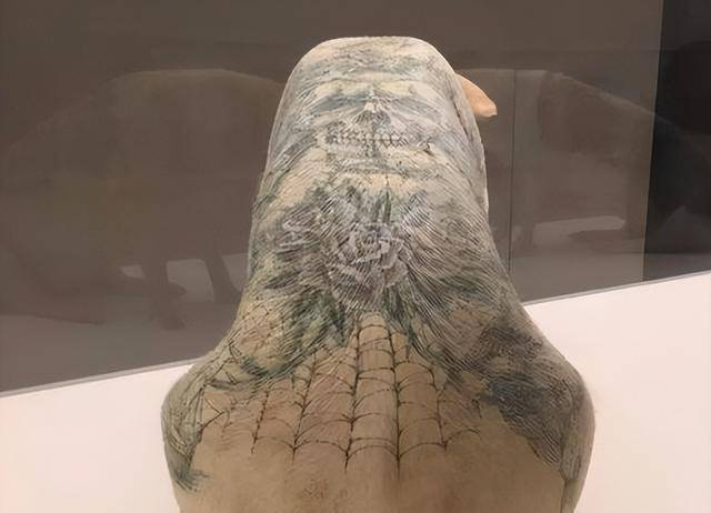 原创1997年男子给活猪纹身猪皮卖给知名品牌一张猪皮赚51万