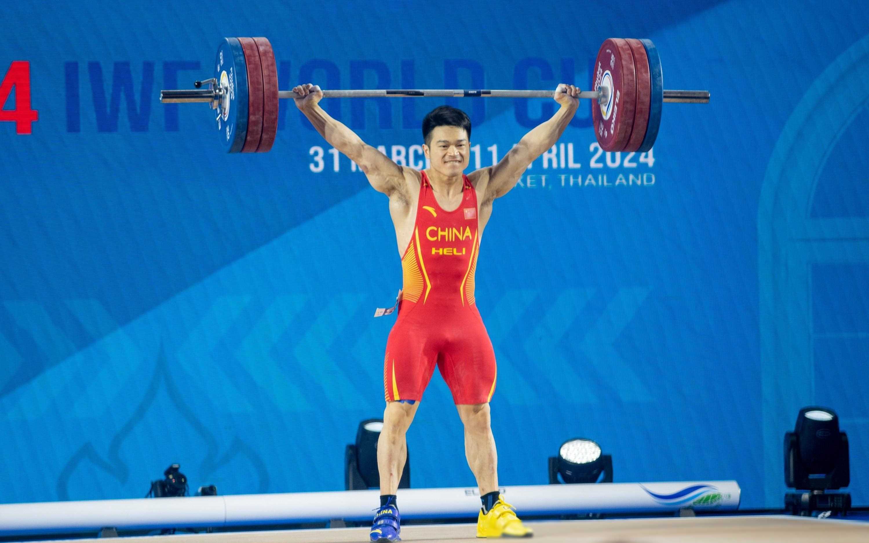 在2024年举重世界杯泰国普吉岛站的比赛中,中国选手石智勇在男子73