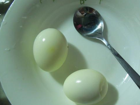 (一般的沙拉酱超市都有得卖,我这个是在宜家买的芥末罗勒酱,依自己