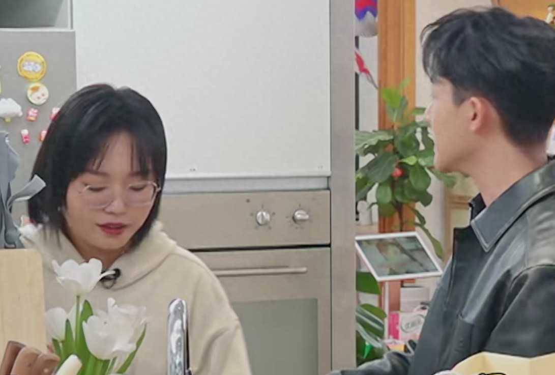 原创原创张晚意首次上真人秀大口吃油炸蚂蚱提及杨紫我觉得真美