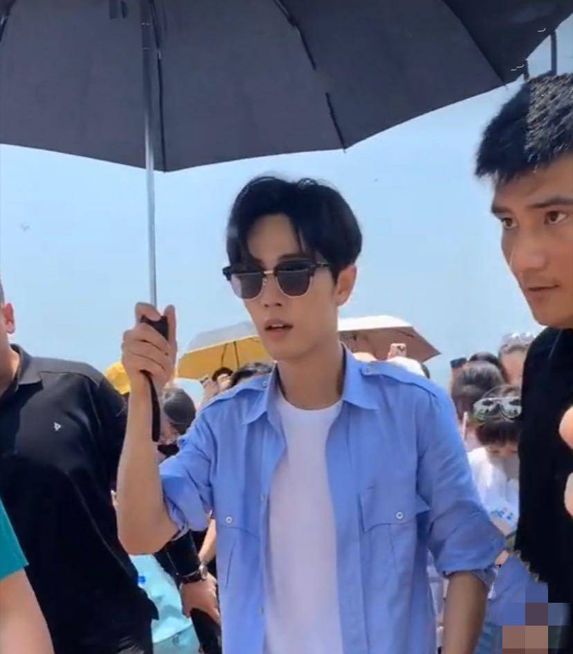 他确实是怕热体质,在剧组拍摄《陈情令》时,夏天要穿很多层衣服,但