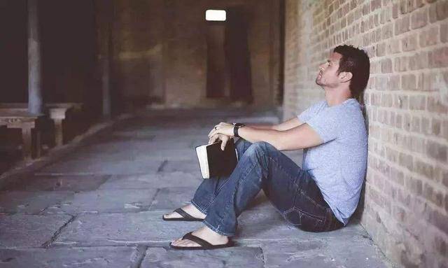 郑凡和他k城的大学同学黄杉,舒怀可以算得上知识分子,但三人都在现实