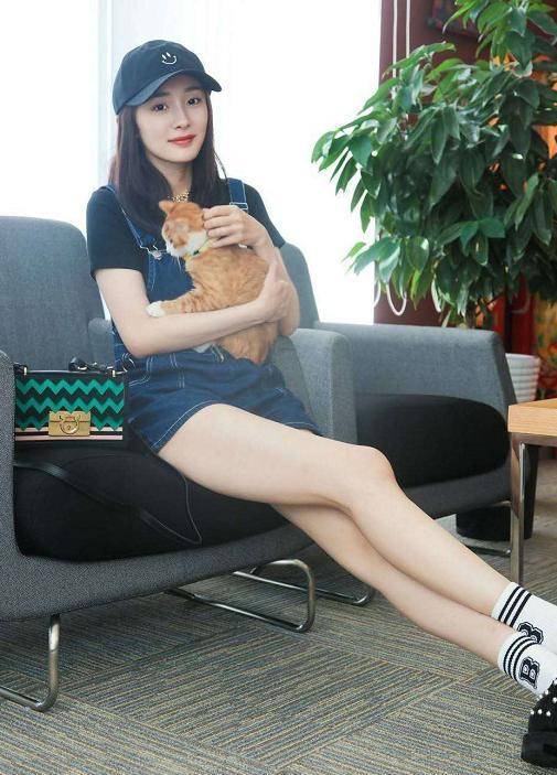 原创杨幂穿针织衫配紧身裤亮黄单肩包和运动鞋点缀细长腿十分吸睛