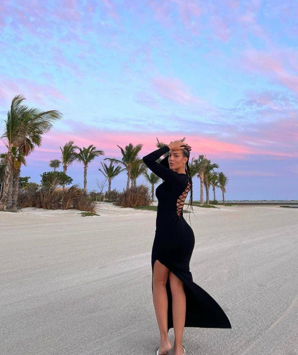 原创乔治娜带6岁龙凤胎在健身房锻炼像c罗一样西班牙名媛背影惹眼