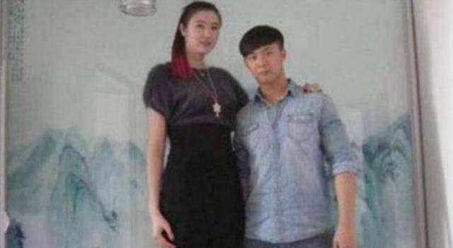 2米女巨人嫁18米老公回家总撞门框公婆换门