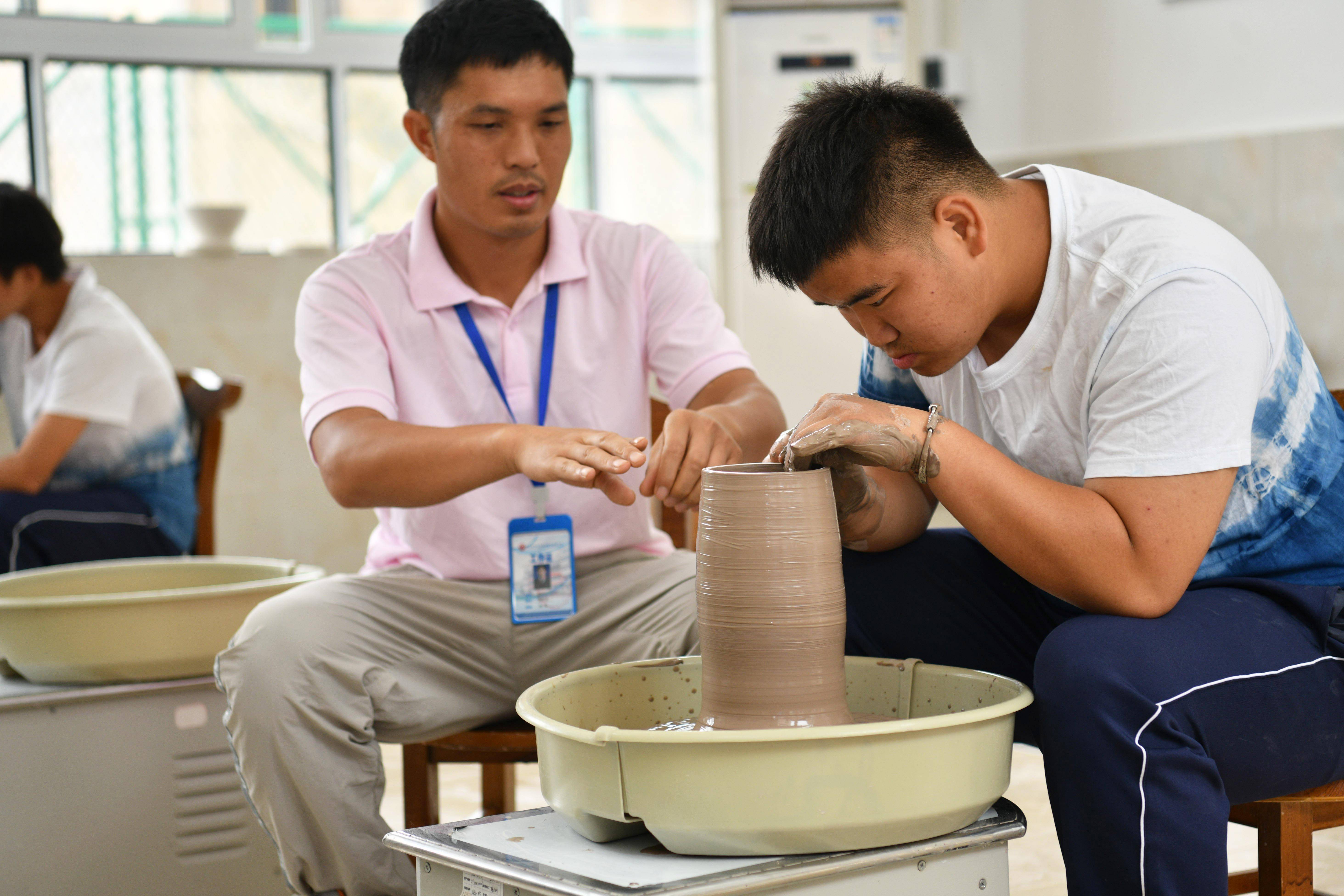 真水无香黔东南州民族特殊教育高级中学校歌