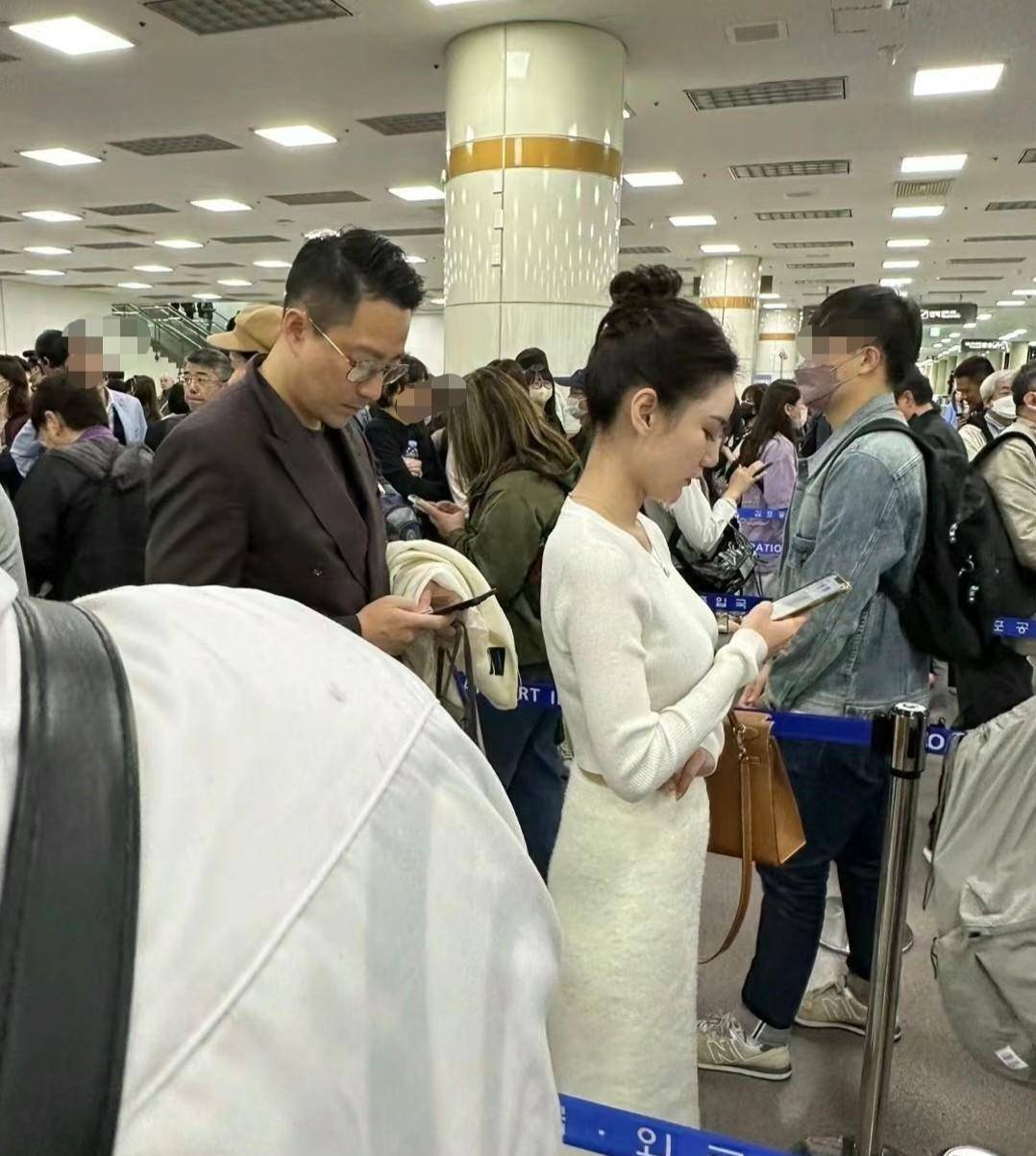 第一张照片中,两人在拥挤的人群中格外显眼.