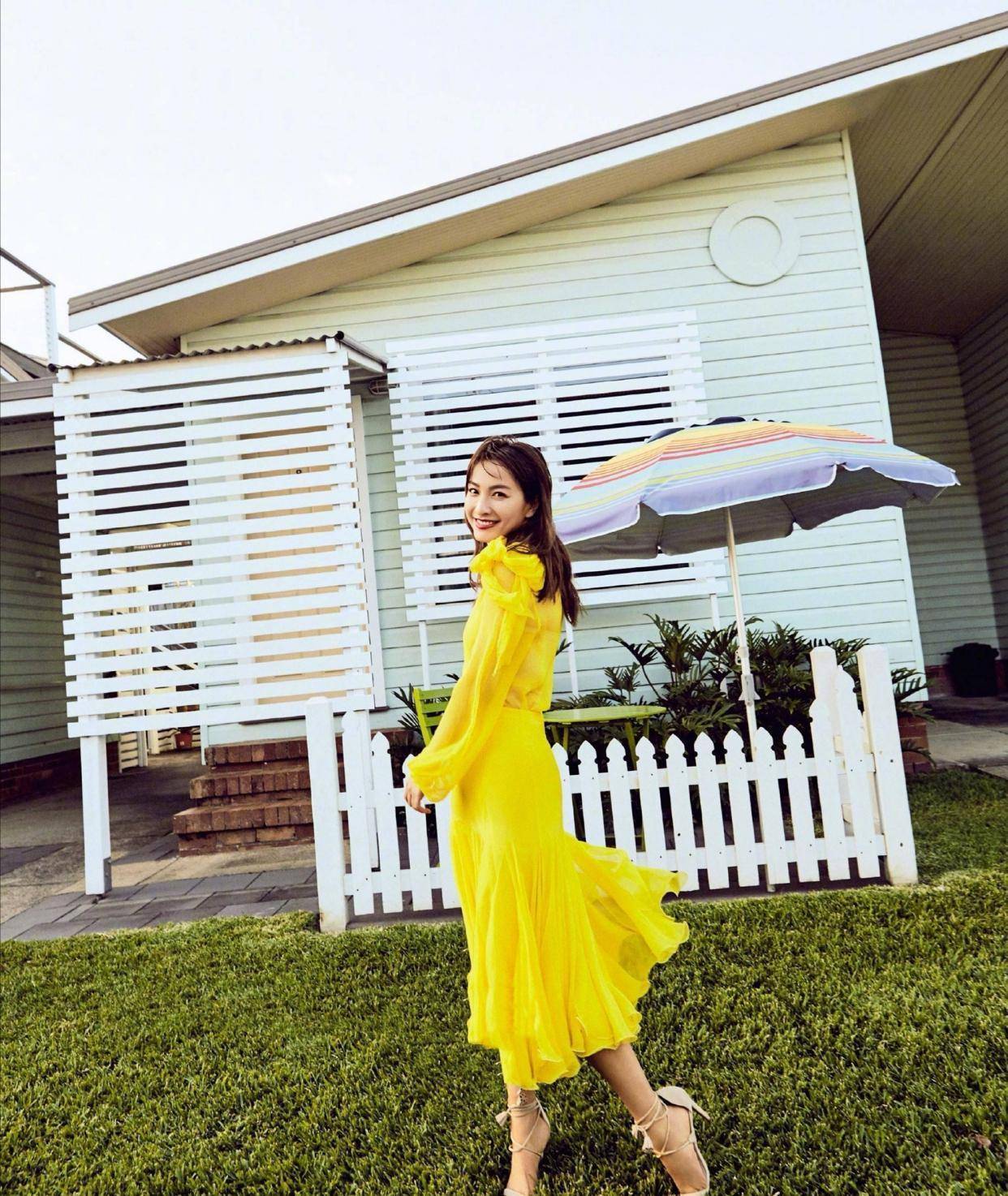 吴昕复工晒美照穿橘色工装外套搭蓝色牛仔裤又甜又酷