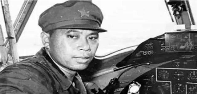 1982年,歹徒欲炸机,乘客群起攻之,头目被领航员一斧头劈倒_杨继海