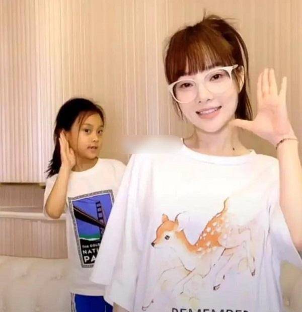 李小璐在近日的采访中,李小璐很坦白的和大家聊起了自己的生活现状