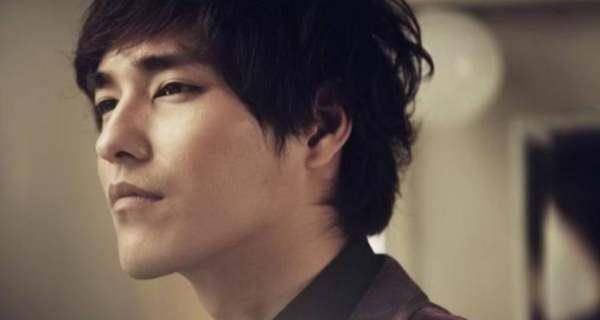 更让人意想不到的是,从蓝正龙照片来看,他才41岁,居然已经在中年