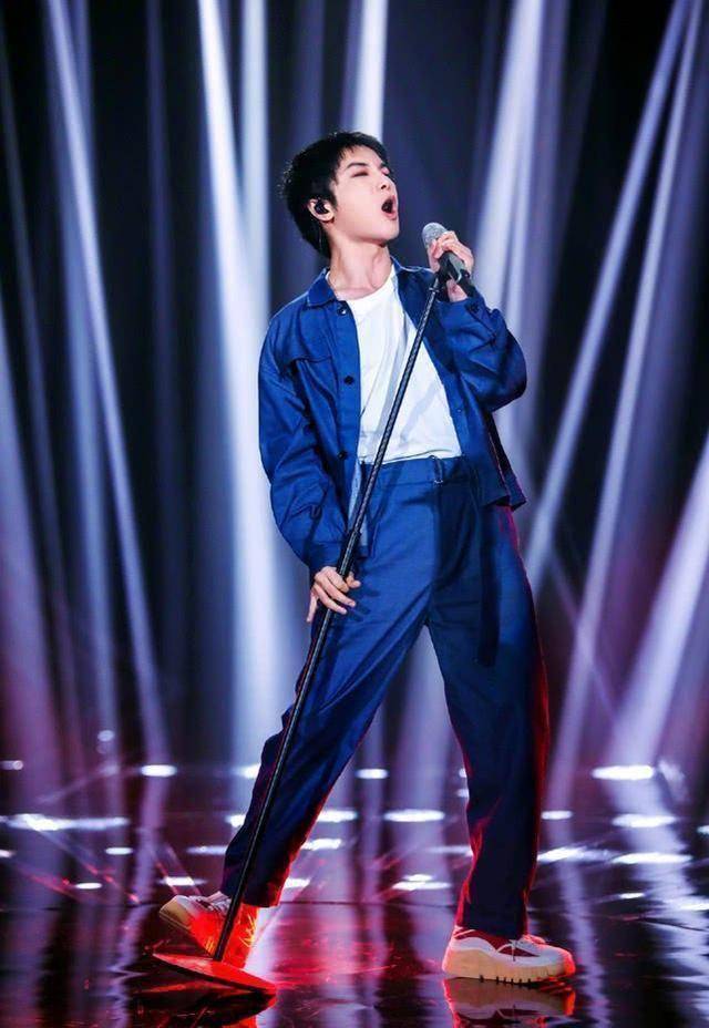 从火星男孩成长为顶级艺人华晨宇的春日时尚穿搭也值得细细鉴赏