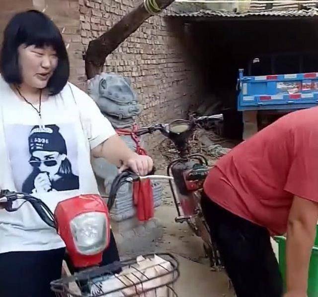 大衣哥女儿闪电瘦身,樱桃小嘴显可爱,恋爱后颜值猛增有网红那味