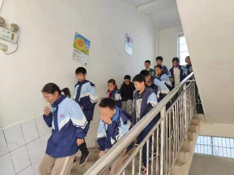 澧县梦溪镇中学开展消防演练筑牢安全防线