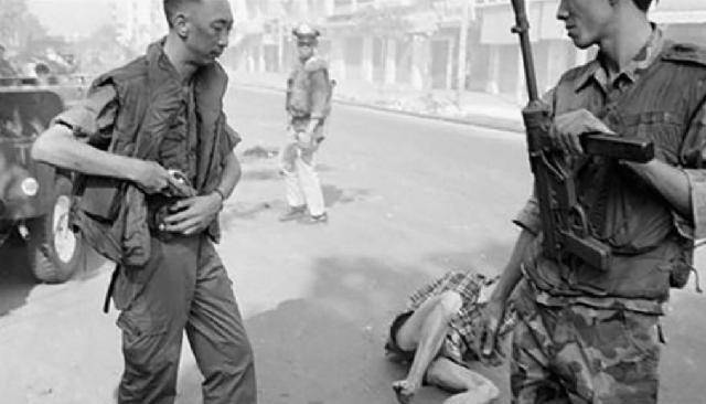 越南西贡枪决照警察局长当街击毙囚犯随之改变其人生命运