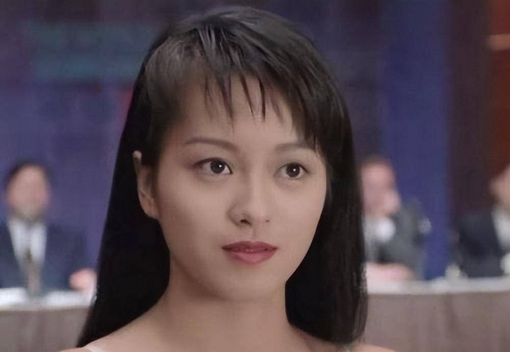 9,周冬雨不剪短发的冬雨真的如同还在学校的学生一样,清纯但是缺