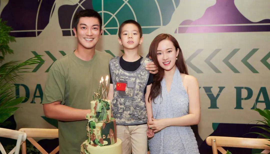 原创霍思燕带子女大方露面女儿身高直追嗯哼就读院校年费超30万