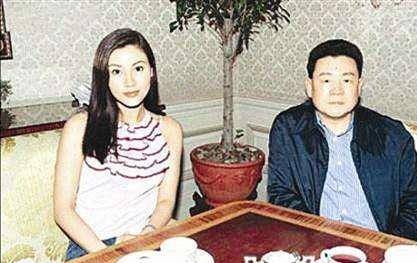 1998年,李嘉欣与比她小5岁的男模特陈平治交往,只维持了半年,不了了之