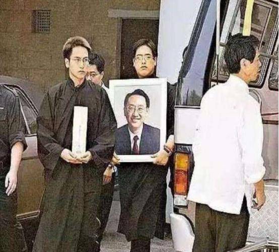 他卖窗帘赚5亿,娶女明星,建豪宅,56岁去世,给儿子留几百套房_汤君年