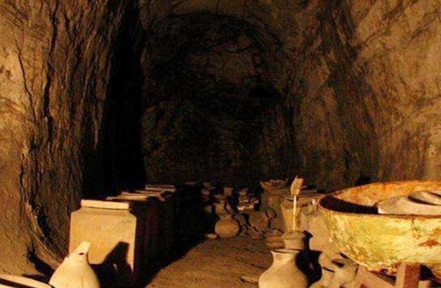 曹操甚至为了盗墓设置有摸金校尉并发明了洛阳铲,至今还是盗墓小说中