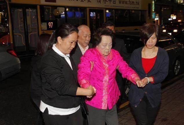 大美人李嘉欣和老公许晋亨十指紧扣露面46岁颜值如少女般_许世勋_行动