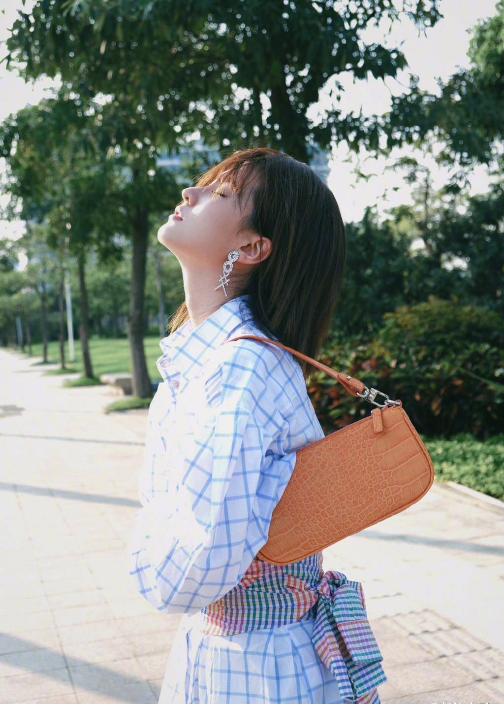 原创乔欣晒私服照穿蓝白格纹衬衫当裙穿配粗跟鞋大秀漫画腿