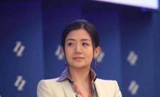 到现在,纪凯婷依然担任龙光集团的非执行董事,据说她的年薪每年多达