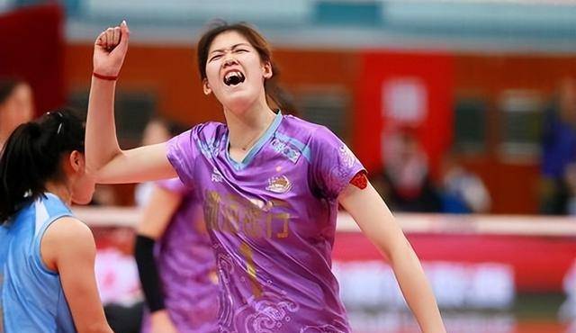 第四张是李盈莹扣球失败后的表情图,图中的李盈莹紧闭着嘴唇,满脸写着