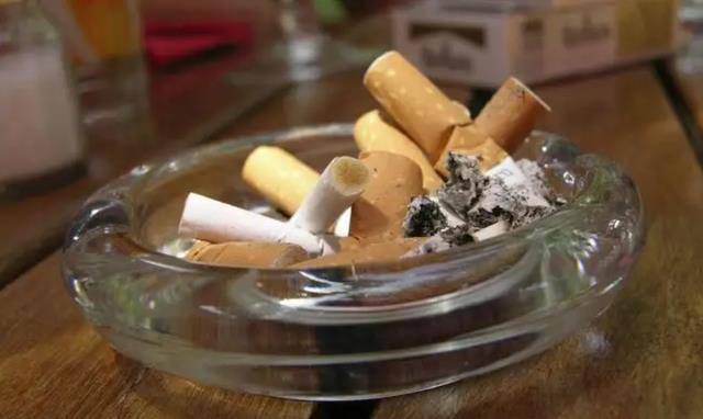 儿子一阵吞云吐雾之后,桌上的烟灰缸里多了几个烟蒂头."抽!