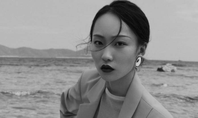 从照片中可以看到,邵雨轩穿着黑衣眼神凌厉,气质不输一旁的女星毛晓彤