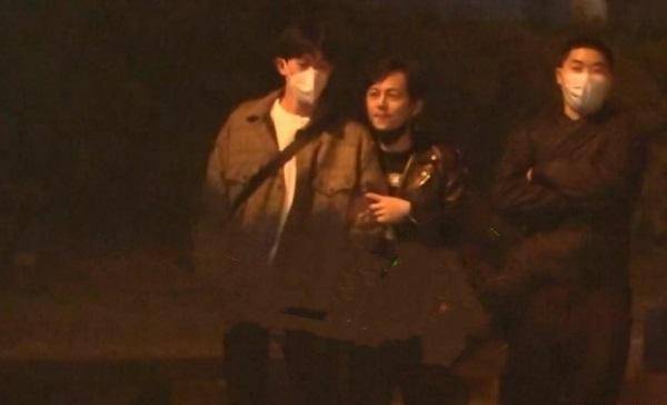 原创何炅被当街被2次抚摸脸和男子十指相扣回酒店网友是gay也祝福